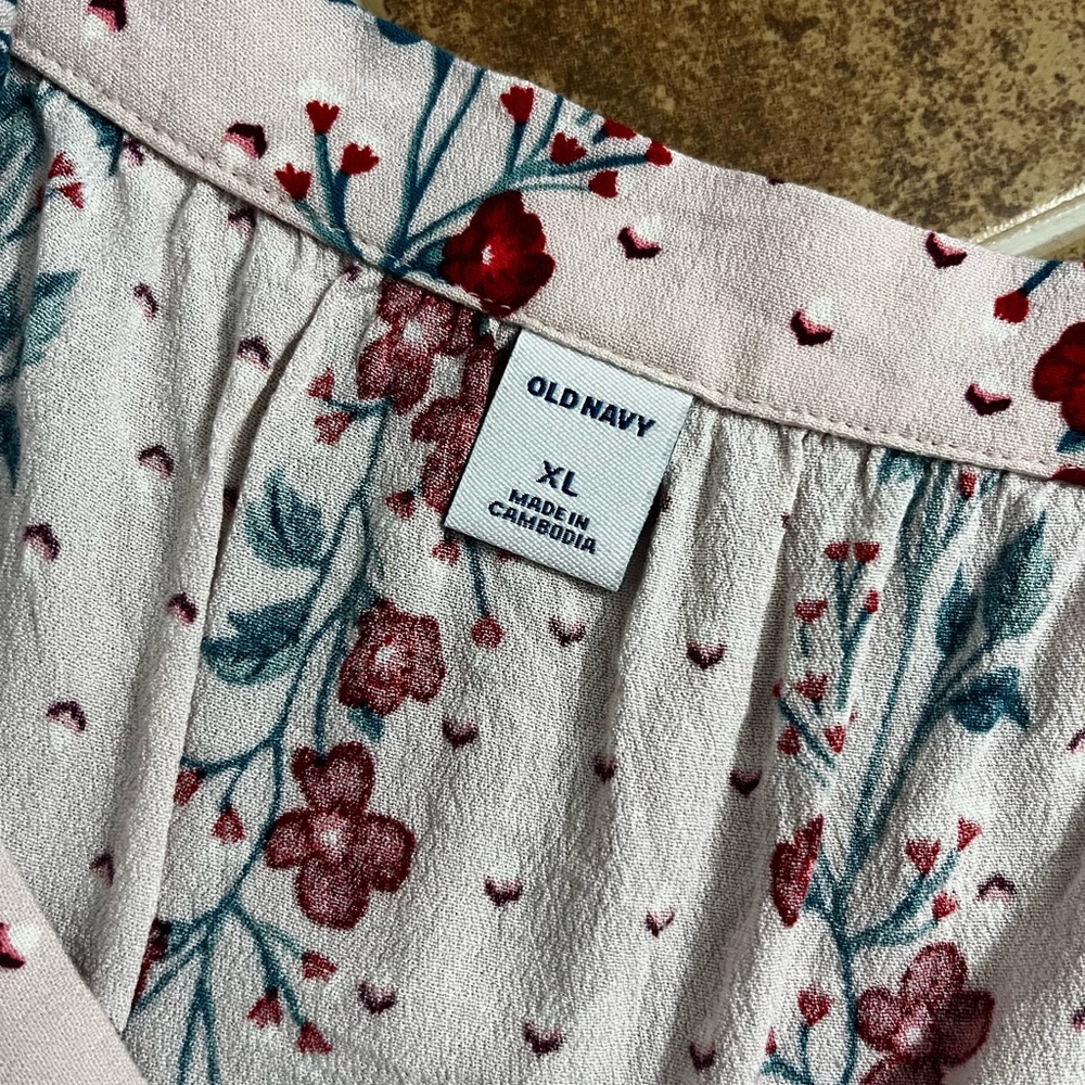 Blouse 💕 - Picture 2 of 2